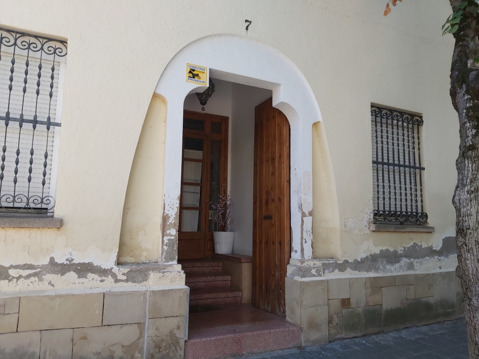 Porta d'entrada de la casa de Pere Pahissa.