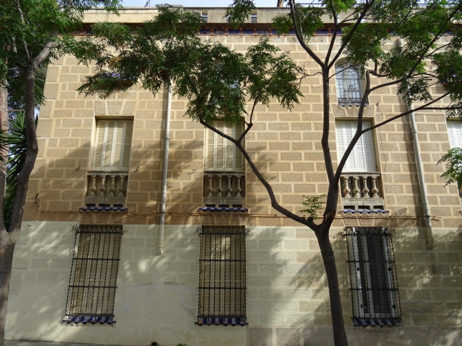 Detall de la façana del carrer Pahissa dels xalets de Ramon Vila.