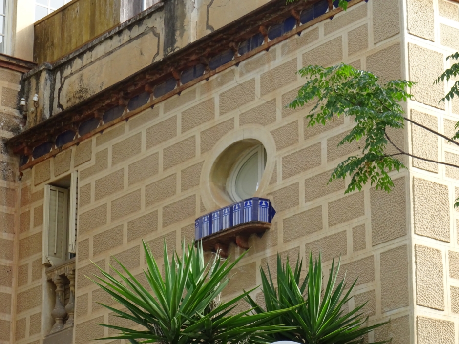 Detall de les finestres dels xalets de Ramon Vila.