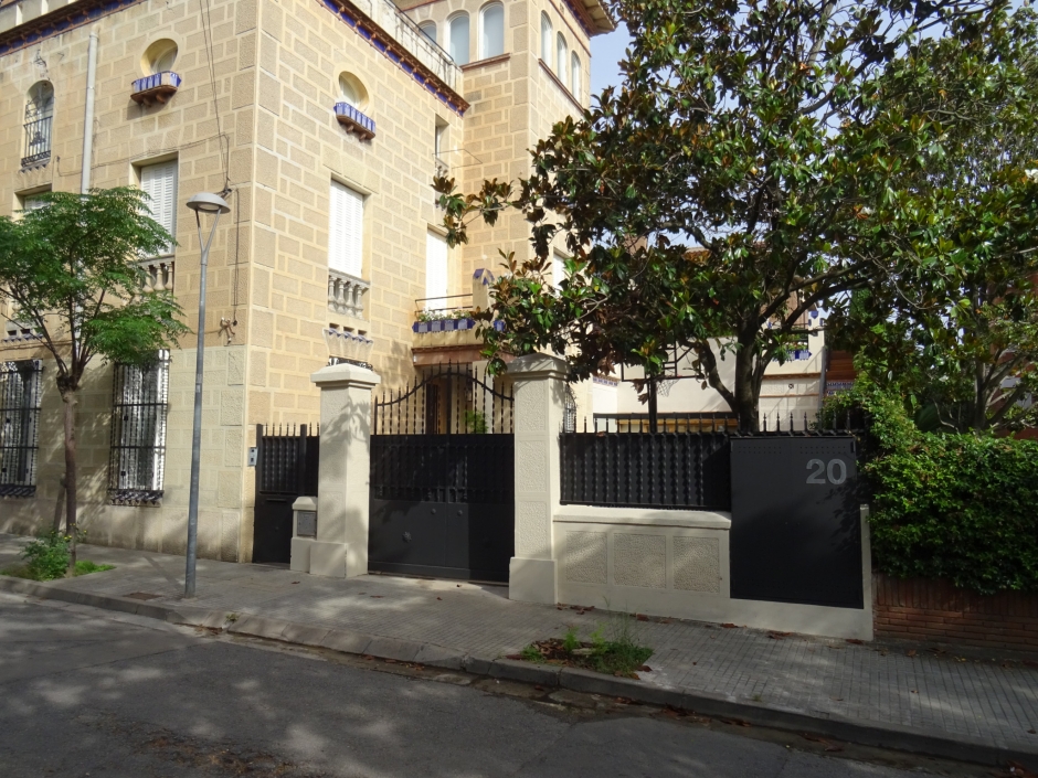 Cancell i tanca dels xalets de Ramon Vila.