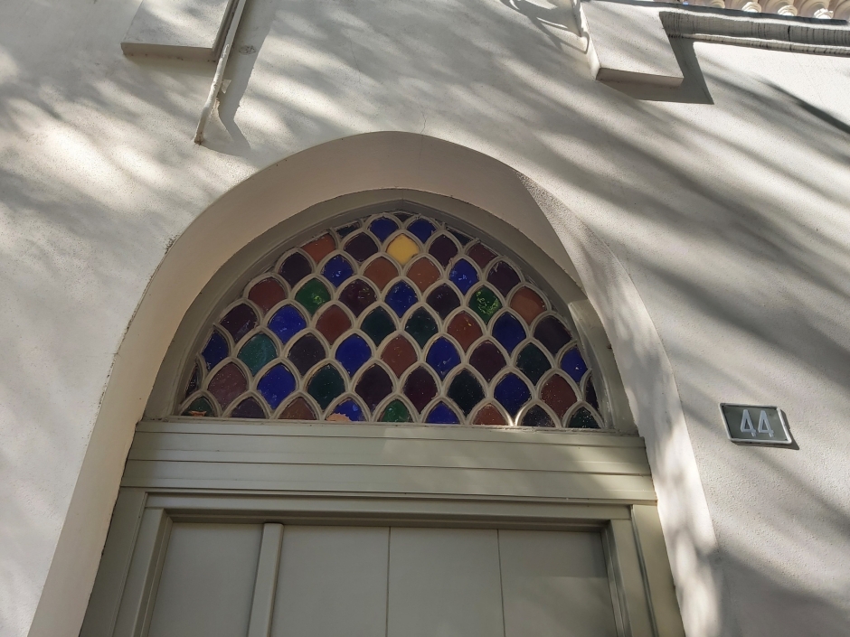 Detall de la porta de la casa del carrer Pahissa núm. 31.