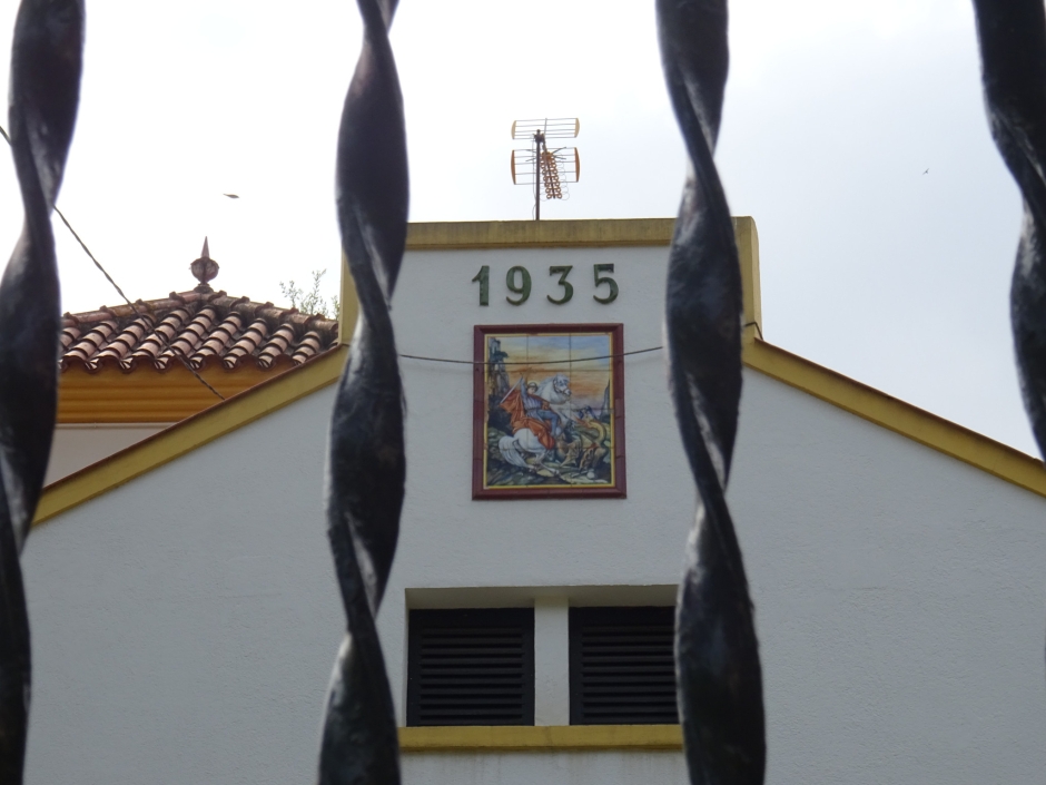 Remat amb l'any de construcció i una majòlica de Sant Jordi del xalet al carrer Bergara núm. 26 (Villa Josefina).