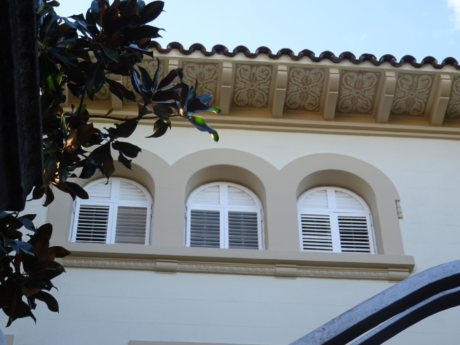 Galeria de finestres i ràfec de la casa de Joan Batlle.