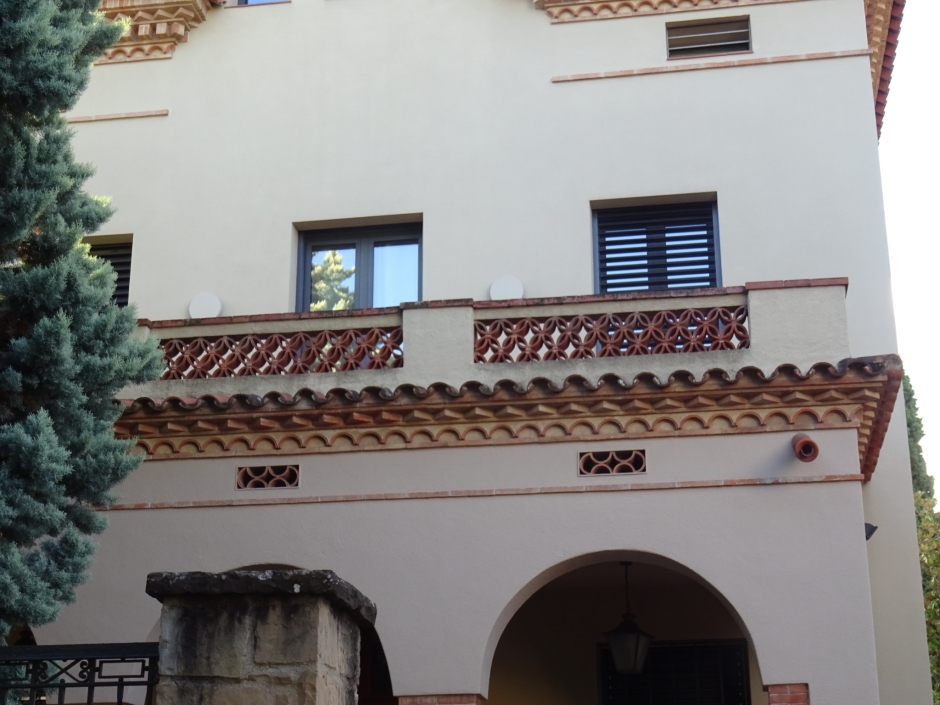 Detall de la façana del xalet al carrer Bergara número 44.