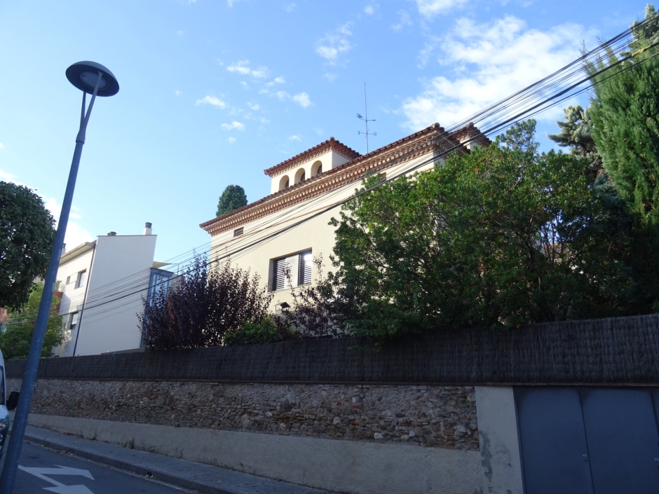 Façana lateral del xalet al carrer Bergara número 44.