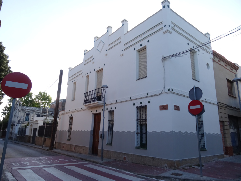 Casa d'Àngela Sallés (número 46-48).