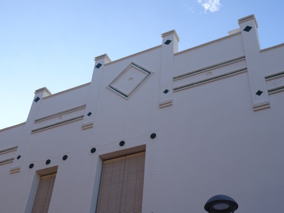 Coronament de la casa d'Àngela Sallés (número 46-48).