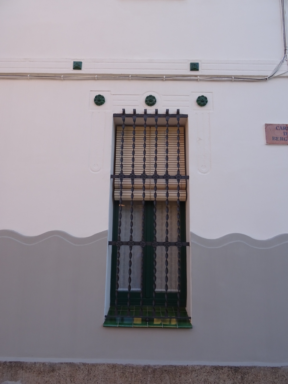 Finestra de la casa d'Àngela Sallés (número 46-48).