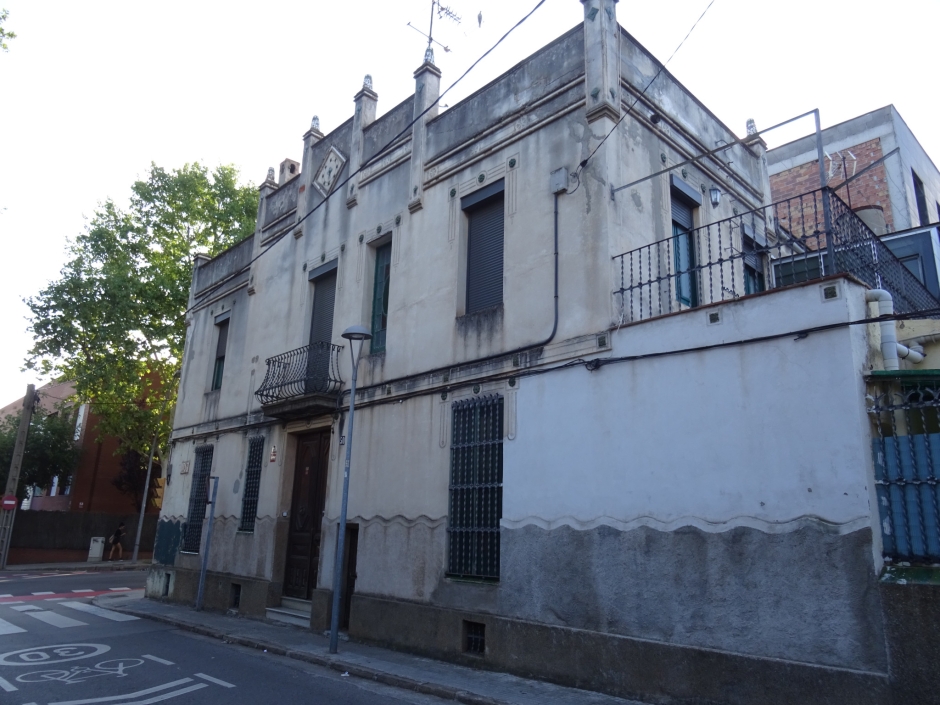 Casa d'Àngela Sallés (número 50).