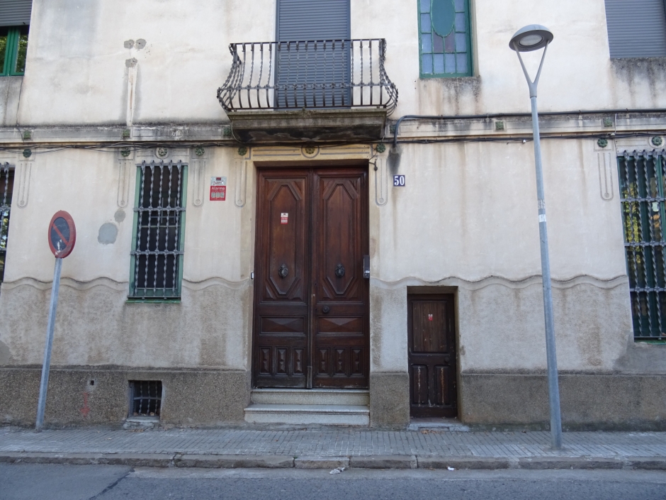 Porta d'entrada de la casa d'Àngela Sallés (número 50).