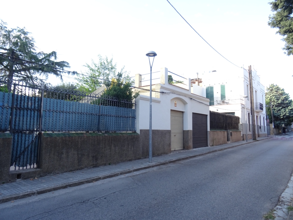 Casa d'Àngela Sallés (número 46-48 i 50).