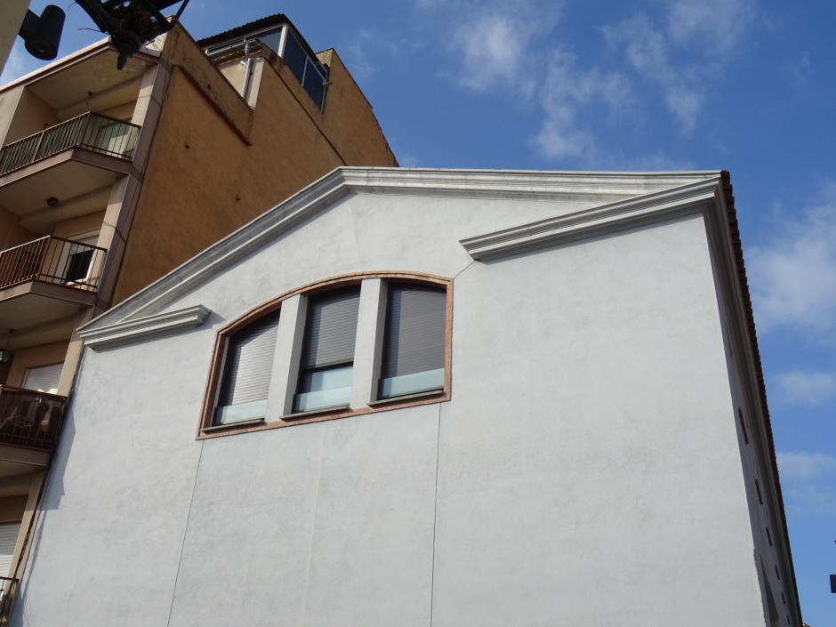 Detall de la façana lateral de l'antic Esbart Sant Cugat