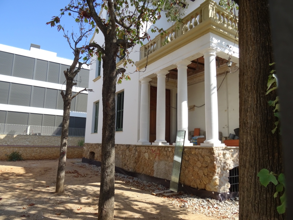 Porxo i balcó de les cases de Carles Blanquet i Miquel Casals (número 44).