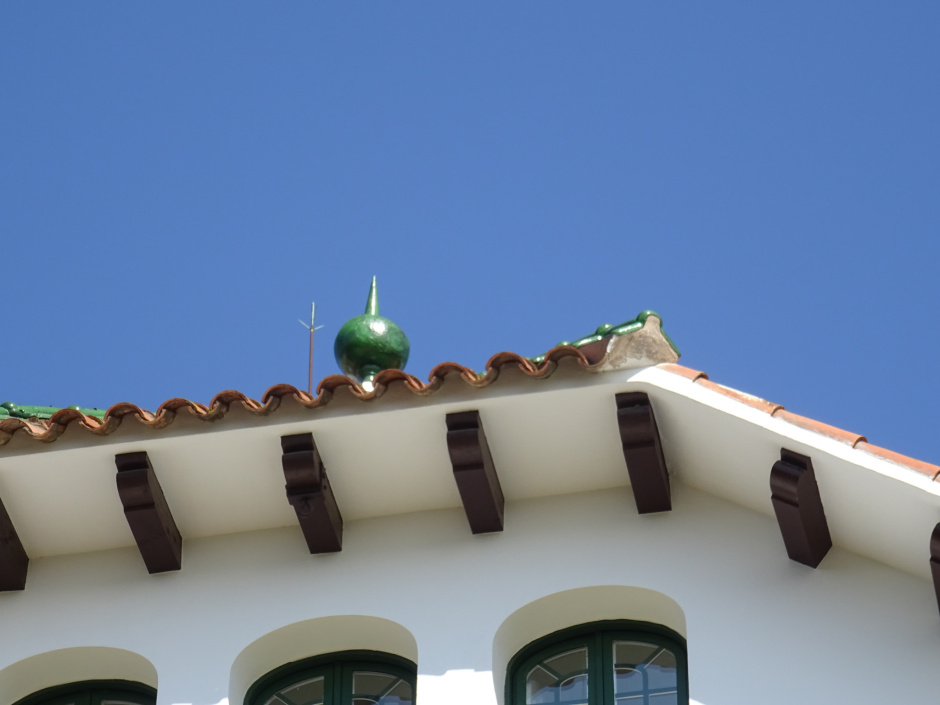 Coronament i remat de la teulada de les cases de Carles Blanquet i Miquel Casals (número 46).