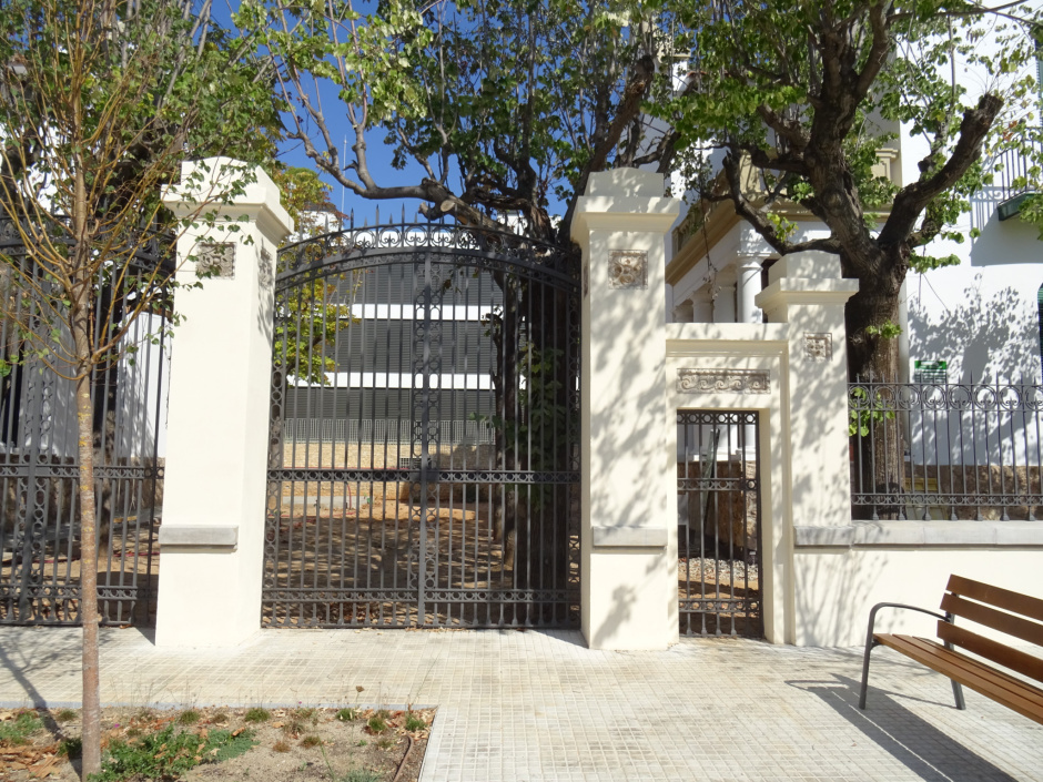 Cancell i tanca de les cases de Carles Blanquet i Miquel Casals.