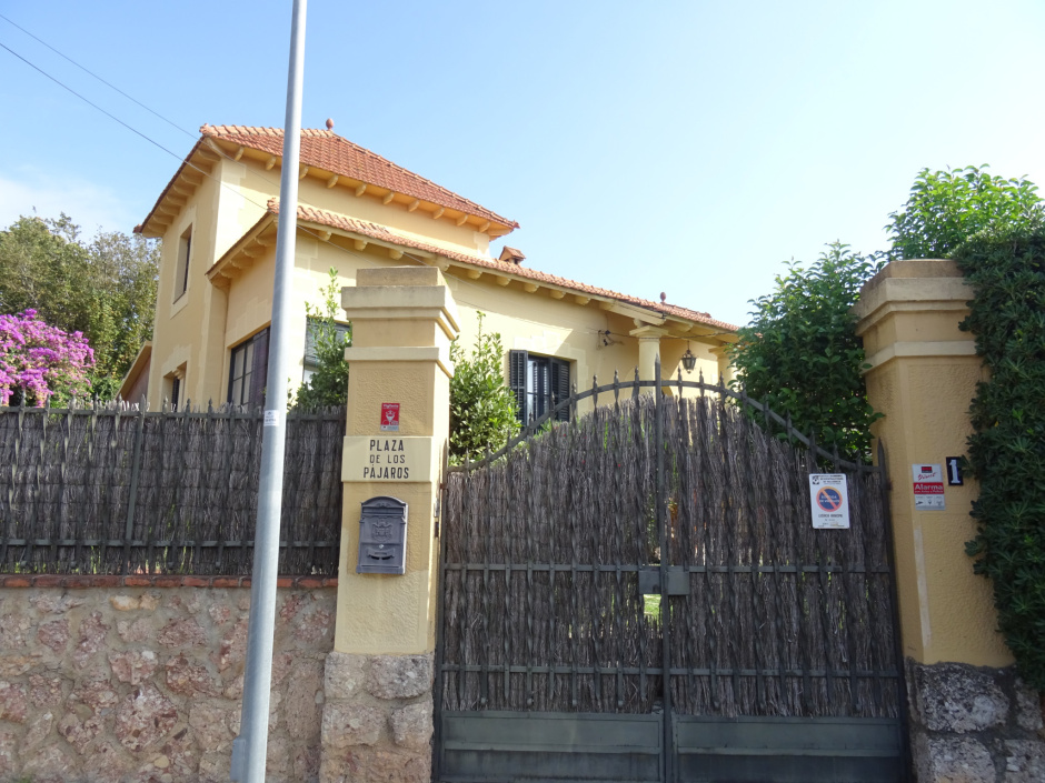 Cancell i tanca del xalet a la plaça dels Ocells número 1.