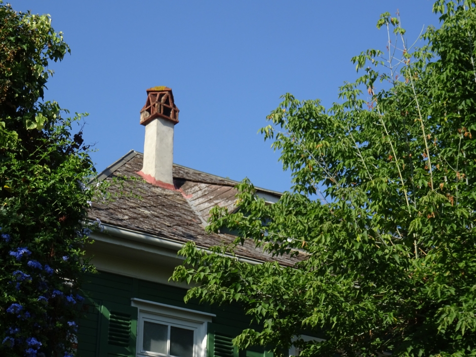 Fumeral i teulada de la casa de fusta del carrer Sant Rafael.