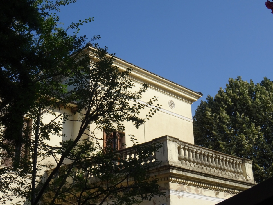 Detall de la façana de Villa Regina.