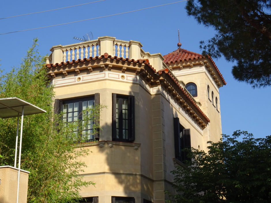 Detall del primer pis i coronament del xalet de Manuel Reverter.