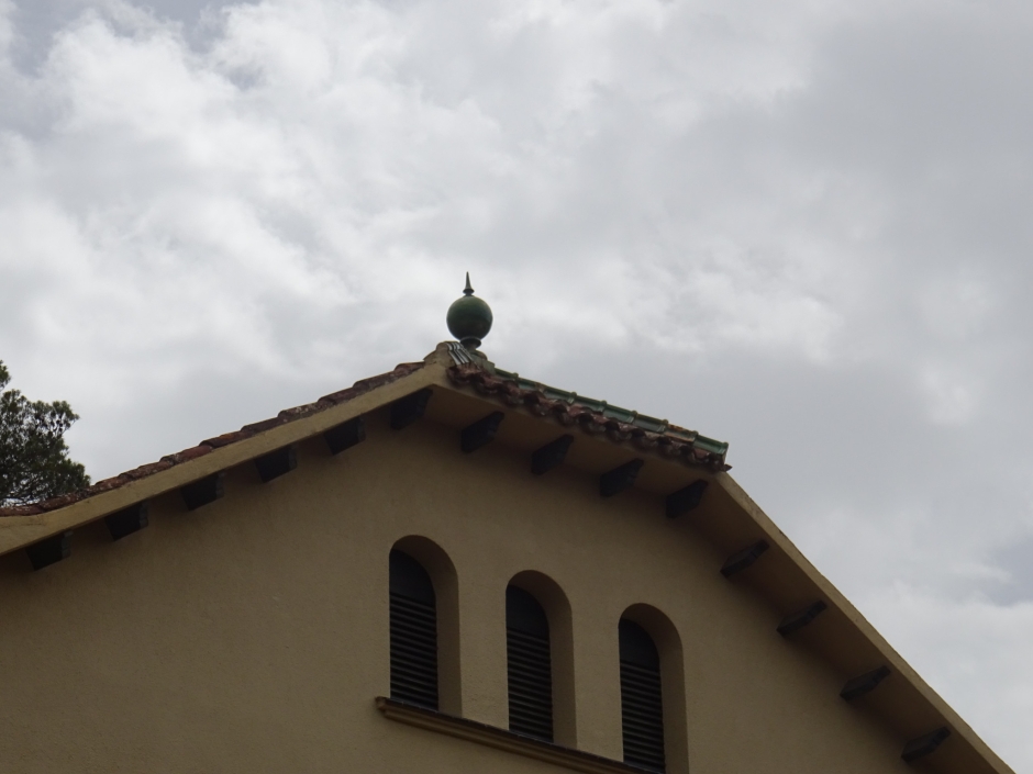 Detall de la galeria del pis de golfes i del ràfec del xalet de Maria Muniesa.