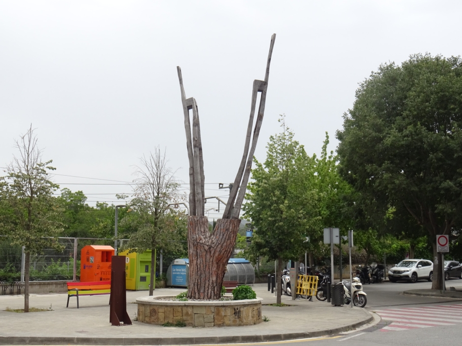 Monument Diàleg monumental aprofitant l'antic pi de l'estació de Valldoreix.