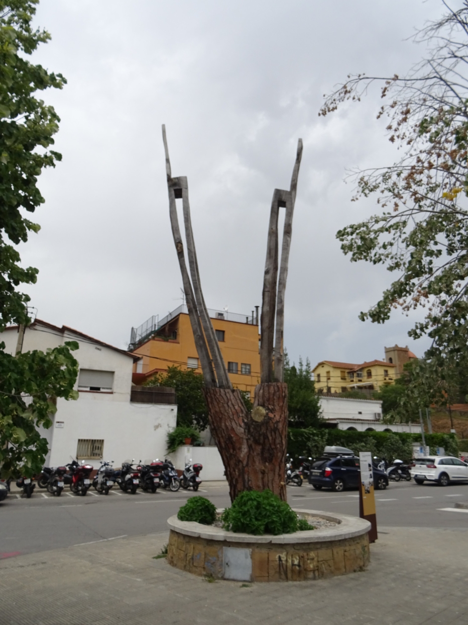 Monument Diàleg monumental aprofitant l'antic pi de l'estació de Valldoreix.