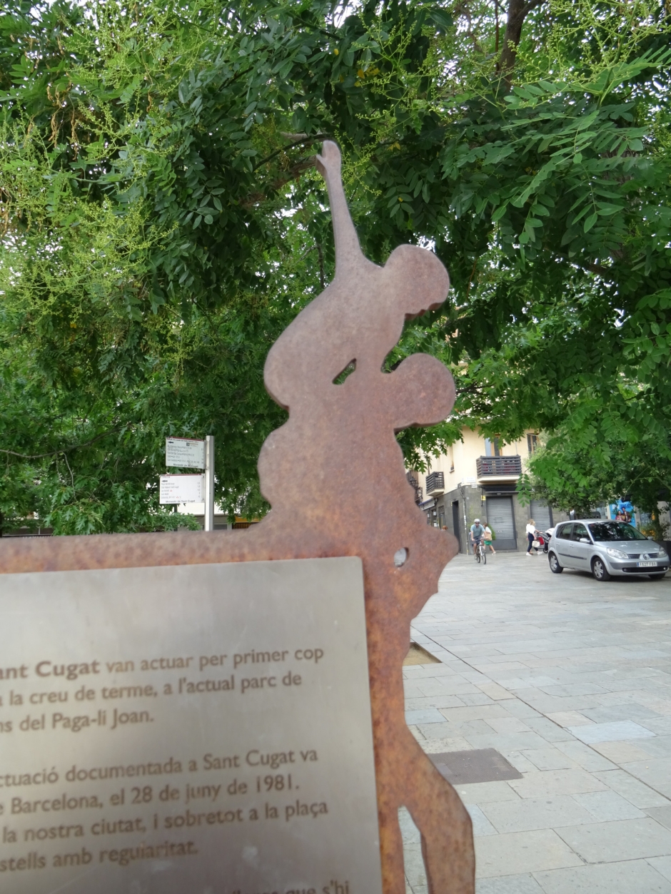 Detall de la placa dels Castellers de Sant Cugat a plaça d'Octavià