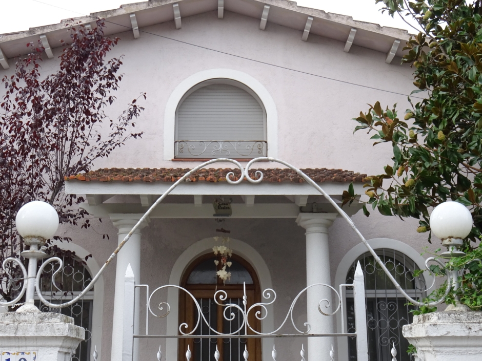 Detall de la façana del xalet de Casimir Tolós.