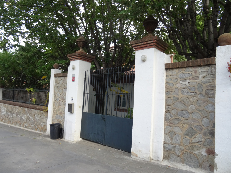 Cancell i tanca del xalet d'Eva Heredia.