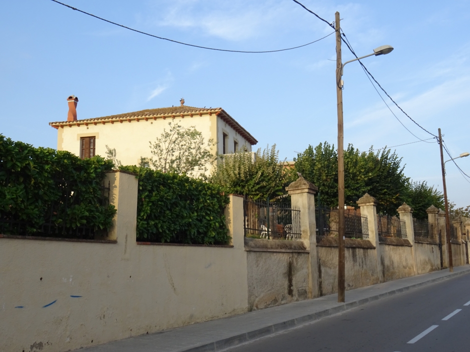 Façana lateral de Villa Glòria. Destaca el fumeral.