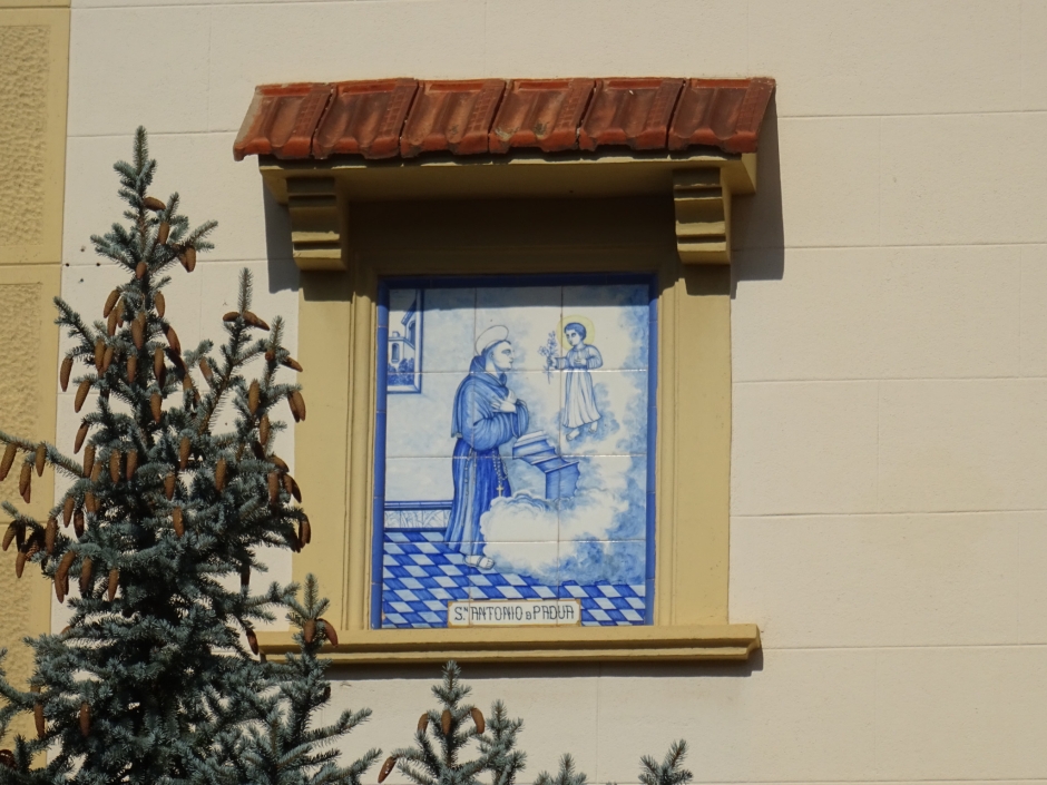 Plafó de Sant Antoni de Pàdua, un detall ornamental de la façana principal del xalet d'Assumpta d'Estrada.