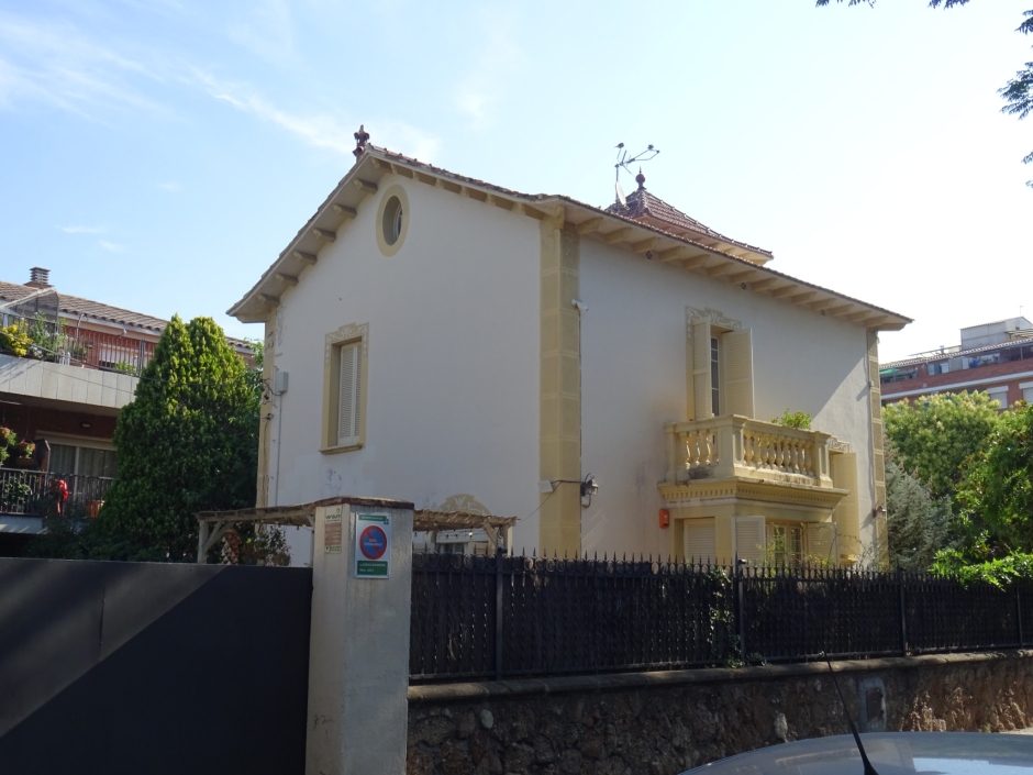 Façanes posterior i lateral del xalet d'Assumpta d'Estrada.