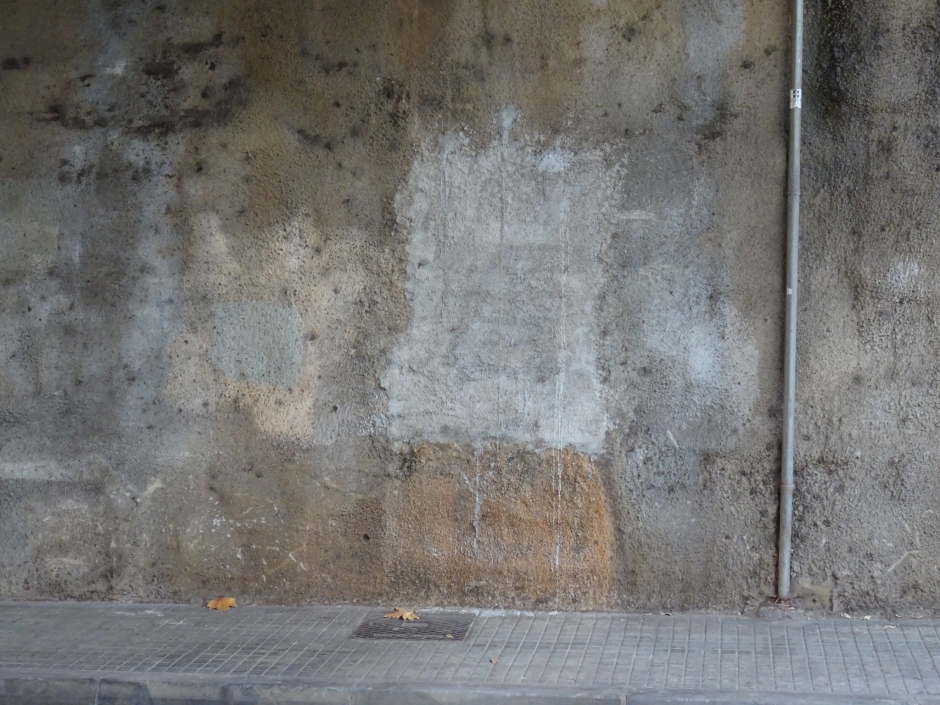 Accés tapiat a la mina del Golf sota el pont dels Ferrocarrils de la Generalitat