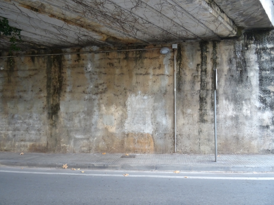 Accés tapiat a la mina del Golf sota el pont dels Ferrocarrils de la Generalitat