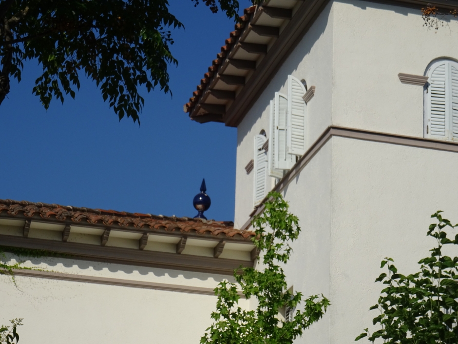 Detall de la façana lateral i torre del xalet dels Mastins.