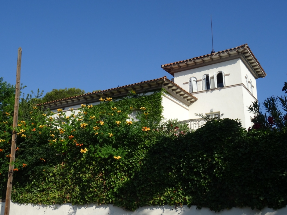 Façana lateral i torre del xalet dels Mastins.