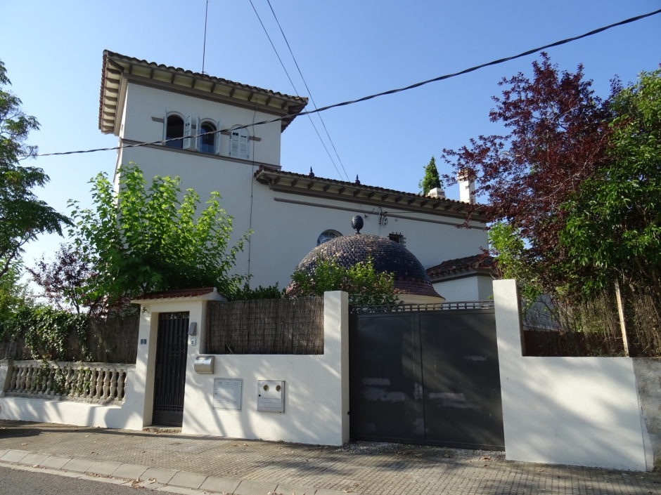 Façana lateral i torre del xalet dels Mastins.