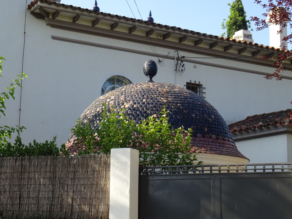Teulada de la glorieta del jardí del xalet dels Mastins.