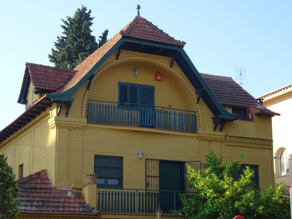 Detall de la façana principal del primer pis i golfes del xalet de Ramon Torres.