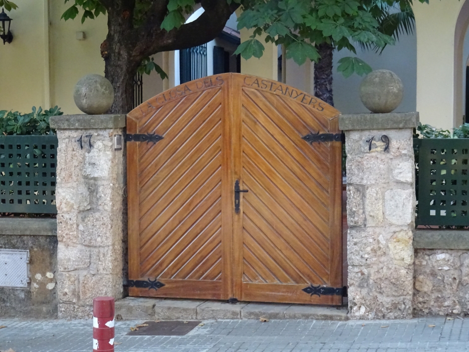 Cancell i tanca de la casa de Mirentxu Etxea.