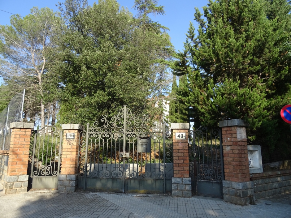 Cancell i tanca de Villa Argentina.