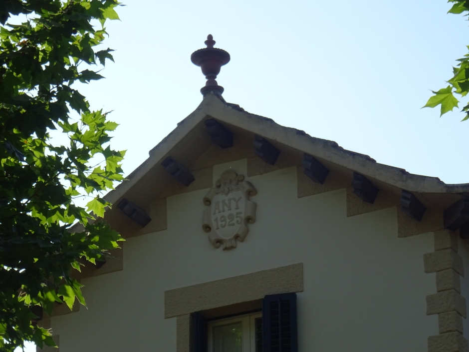 Detall de coratiu de la façana i el ràfec del xalet del passeig de Valldoreix número 63.