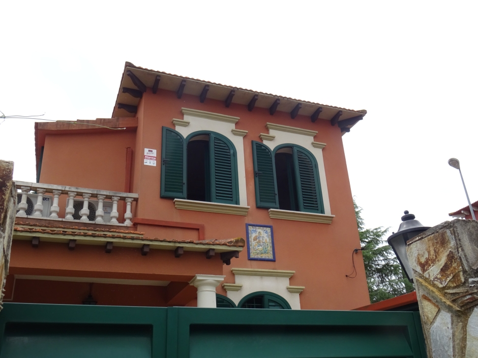 Detall de la façana del primer pis del xalet al carrer d'Antoni Caballé número 5.