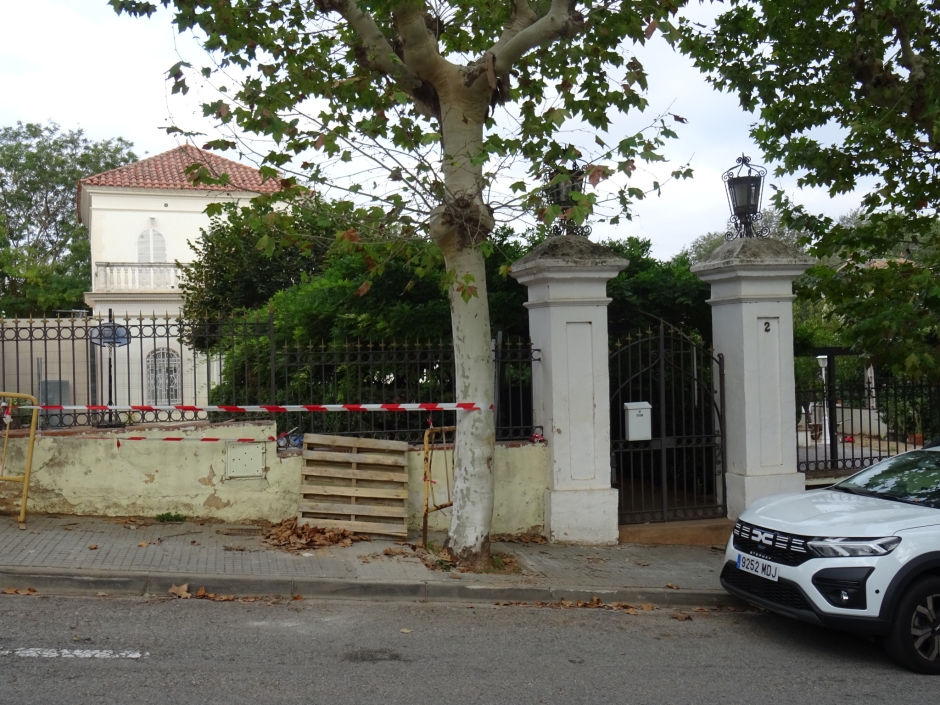 Tanca i cancell del xalet a la rambla Mn. Jacint Verdaguer número 48.