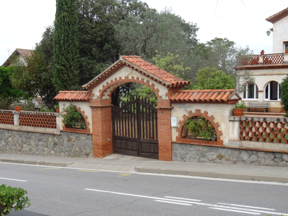 Xalet a la rambla Mn. Jacint Verdaguer número 104 - 106.