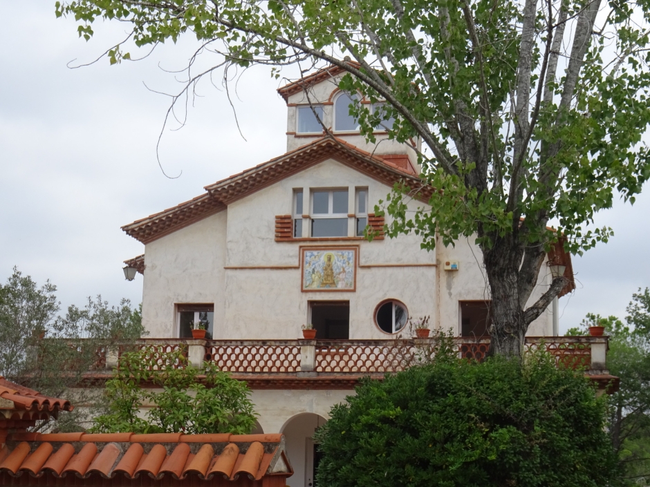 Façana principal del xalet a la rambla Mn. Jacint Verdaguer número 104 - 106.