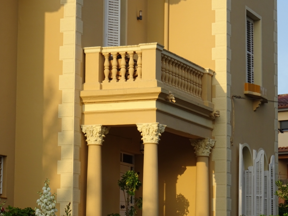 Detall del porxo i balcó del xalet de Joan Mitjans.
