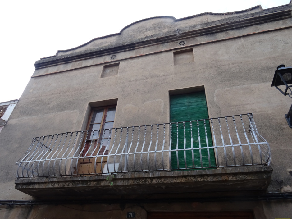 Balcó del primer pis de la casa al carrer de la Riera número 18
