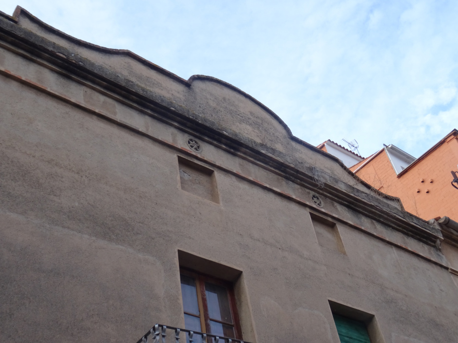 Coronament de la casa al carrer de la Riera número 18