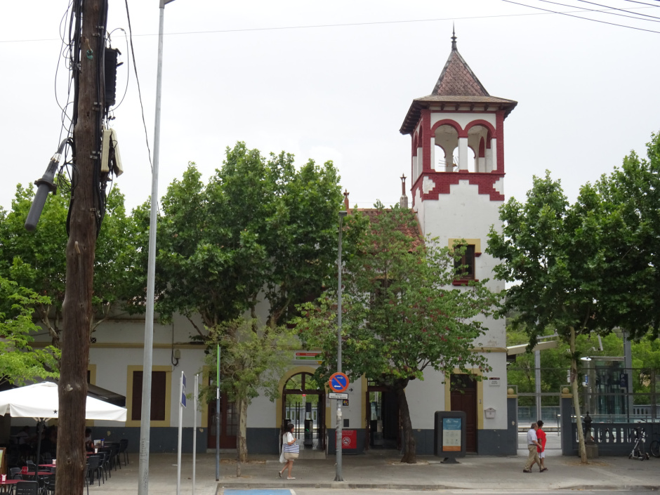 Estació de Valldoreix des de la plaça de l'Estació